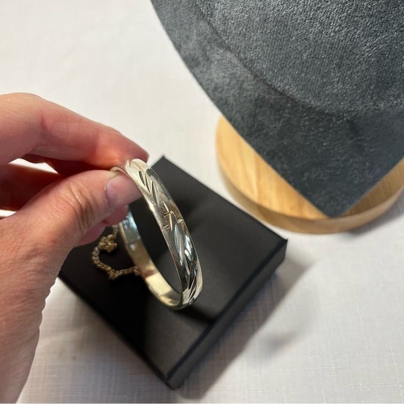 Elegant Silver Plated Bangle Bracelet. Safety chain. Etched. Hinged. Vintage - Picture 2 of 8